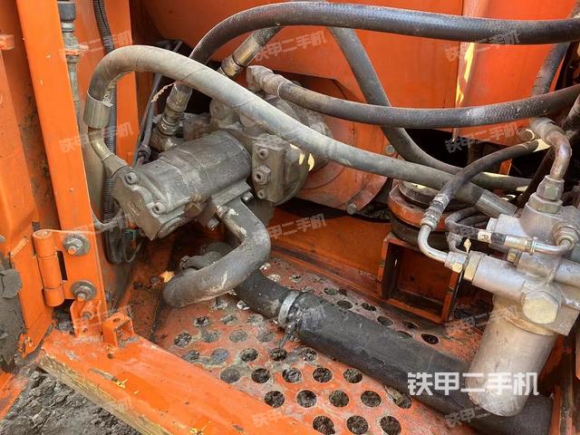液压泵舱室正面整体（整机外观）