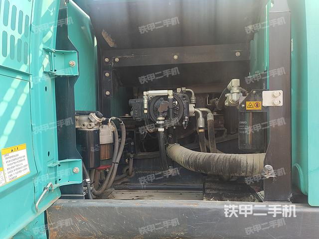 液压泵舱室正面整体（整机外观）