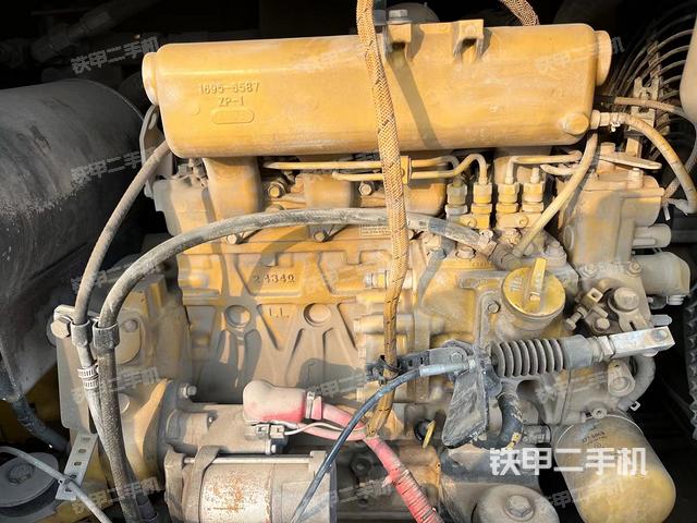 液压泵舱室正面整体（整机外观）