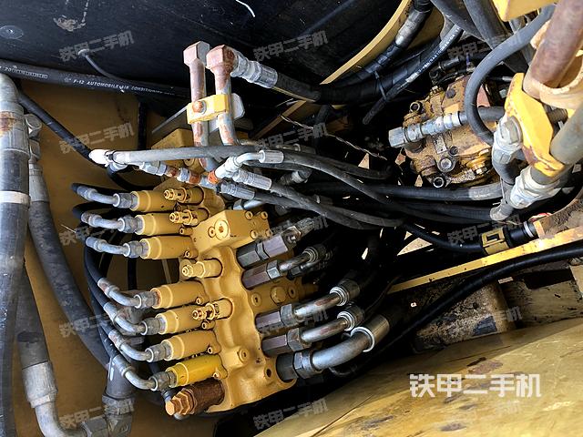 回转马达和主控阀（整机外观）