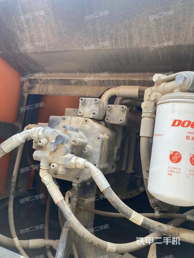 液压泵舱室正面整体（整机外观）