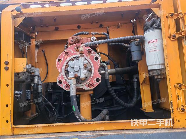 液压泵舱室正面整体（整机外观）