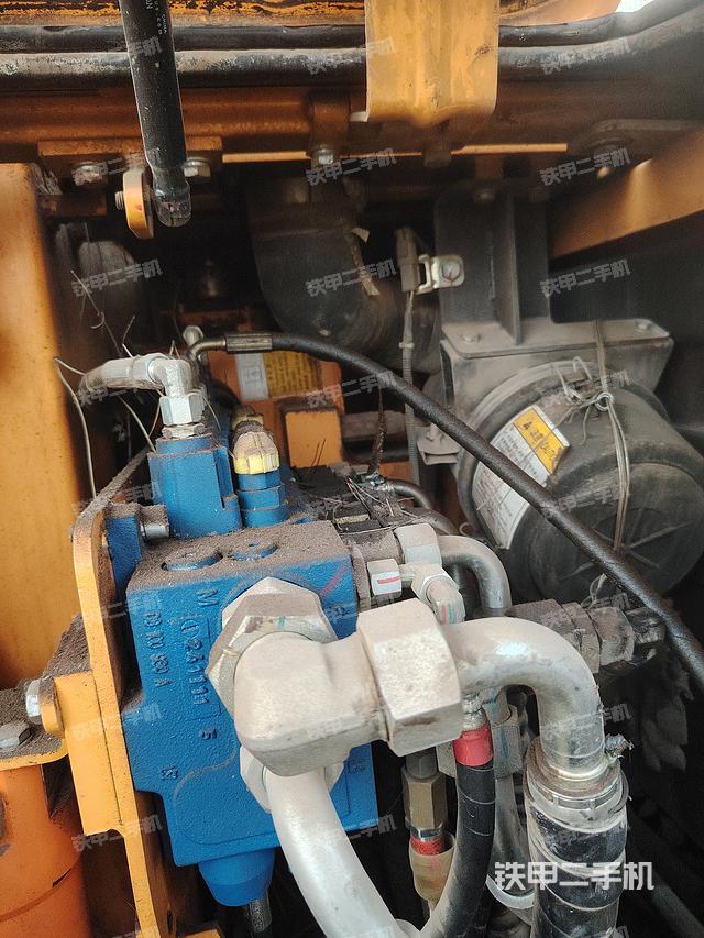 回转马达和主控阀（整机外观）