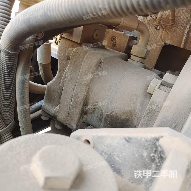 液压泵舱室正面整体（整机外观）