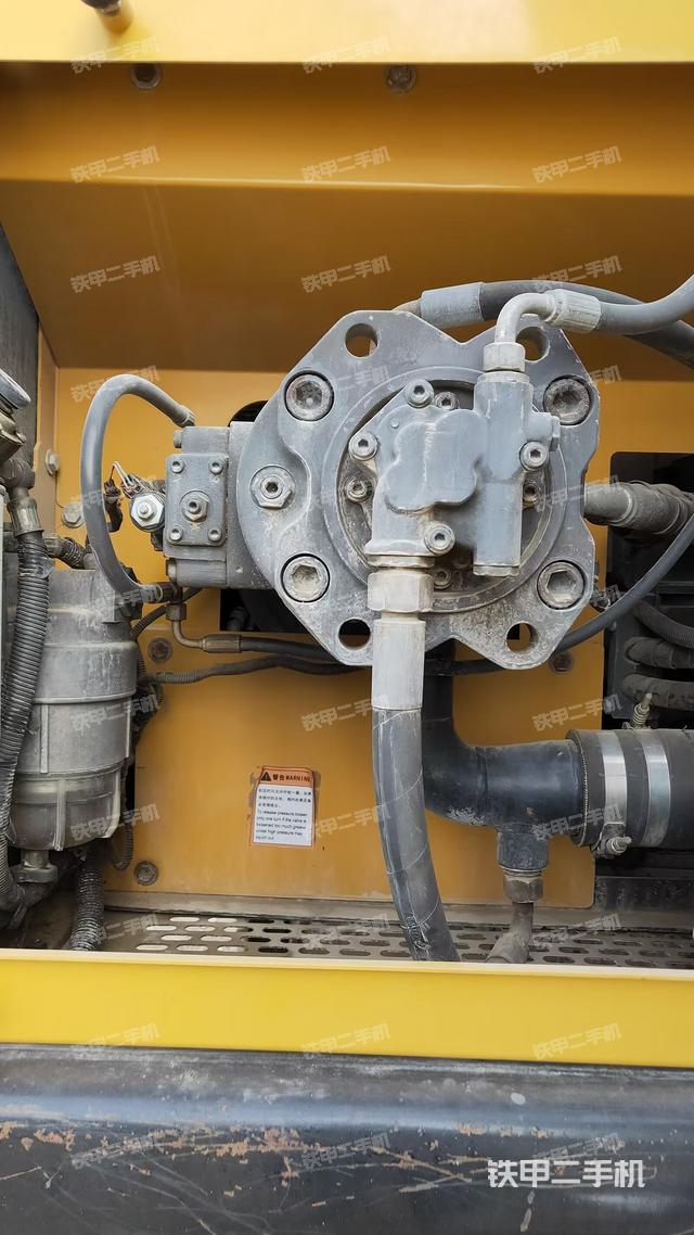 液压泵舱室正面整体（整机外观）