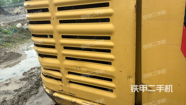 液压泵舱室正面整体（整机外观）