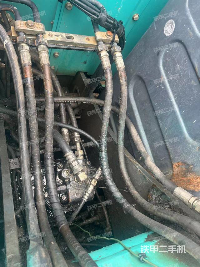 回转马达和主控阀（整机外观）