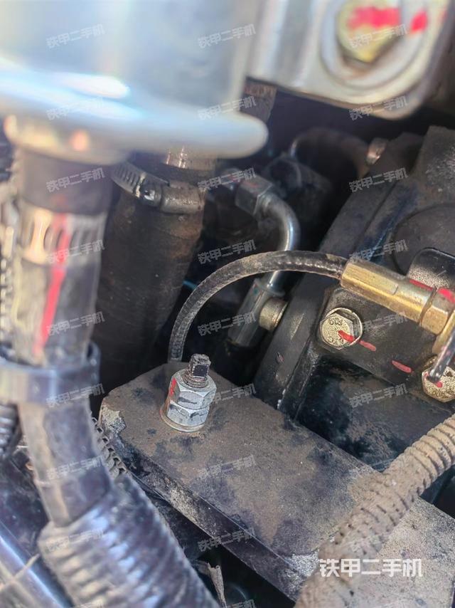 液压泵舱室正面整体（整机外观）