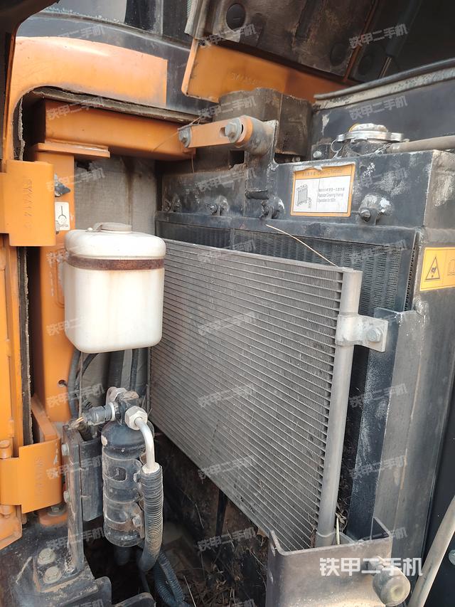 液压泵舱室正面整体（整机外观）