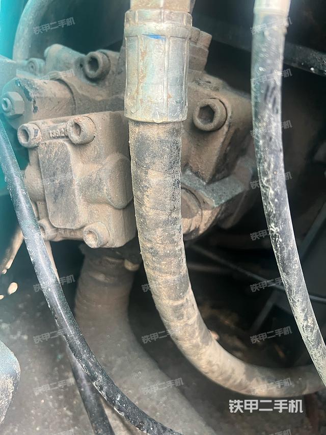 液压泵舱室正面整体（整机外观）