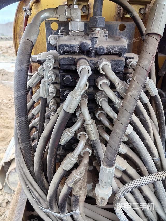 回转马达和主控阀（整机外观）