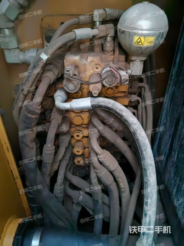 回转马达和主控阀（整机外观）