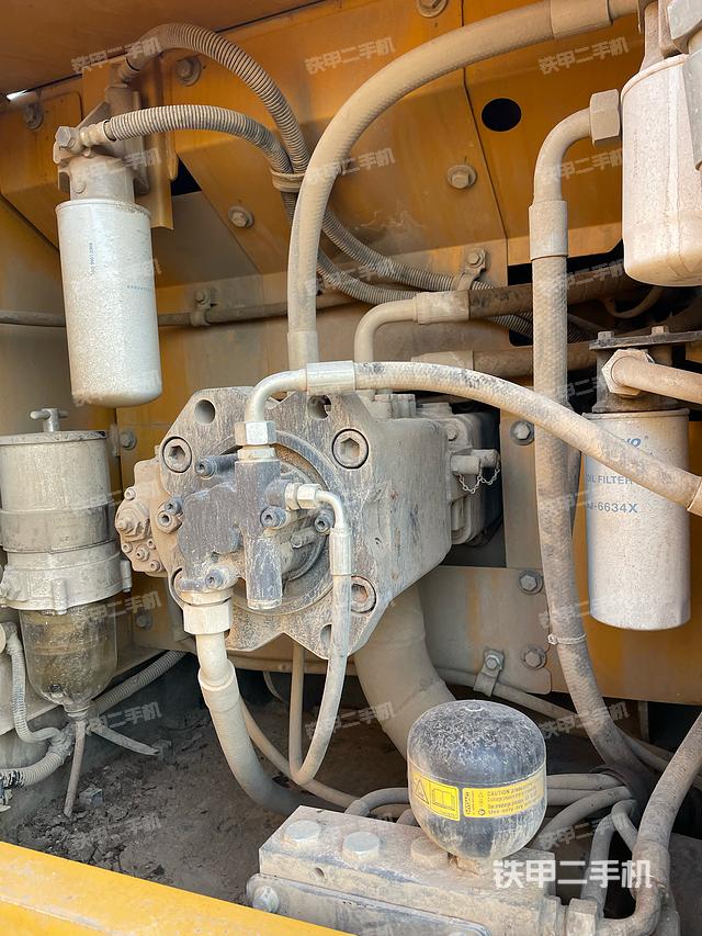 液压泵舱室正面整体（整机外观）