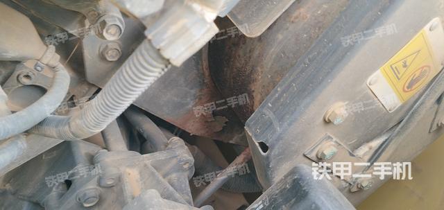 液压泵舱室正面整体（整机外观）