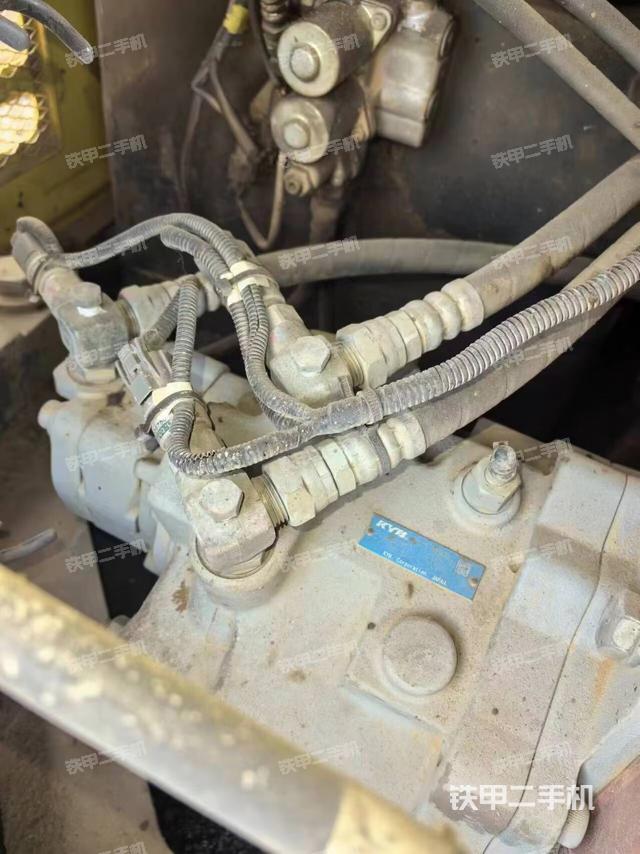 液压泵舱室正面整体（整机外观）