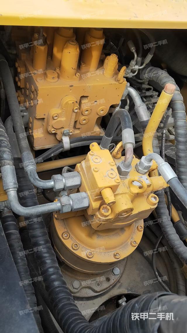 回转马达和主控阀（整机外观）