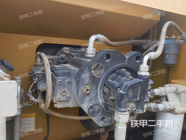 液压泵舱室正面整体（整机外观）