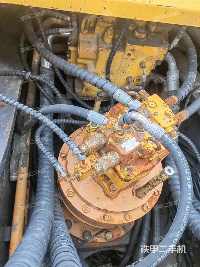 回转马达和主控阀（整机外观）