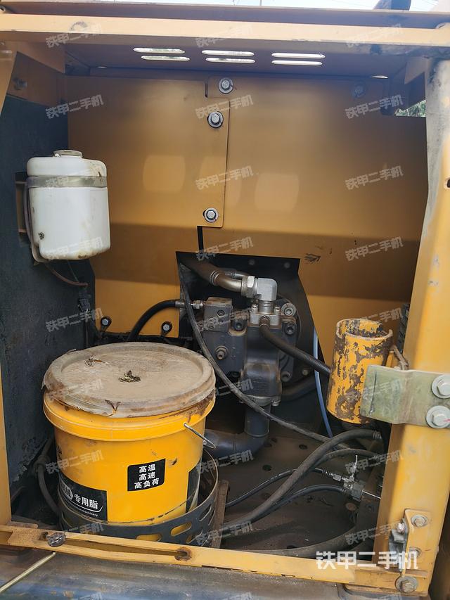 液压泵舱室正面整体（整机外观）