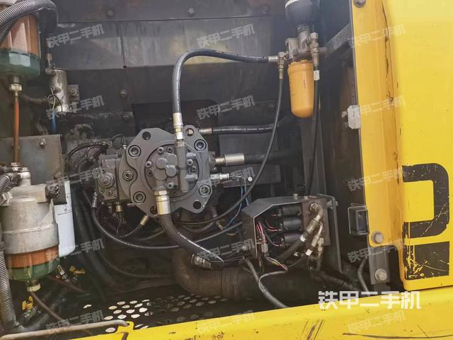 液压泵舱室正面整体（整机外观）