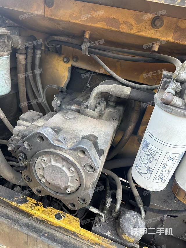 液压泵舱室正面整体（整机外观）