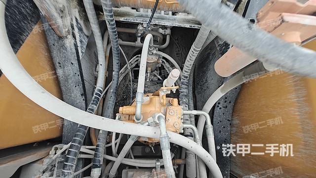 回转马达和主控阀（整机外观）