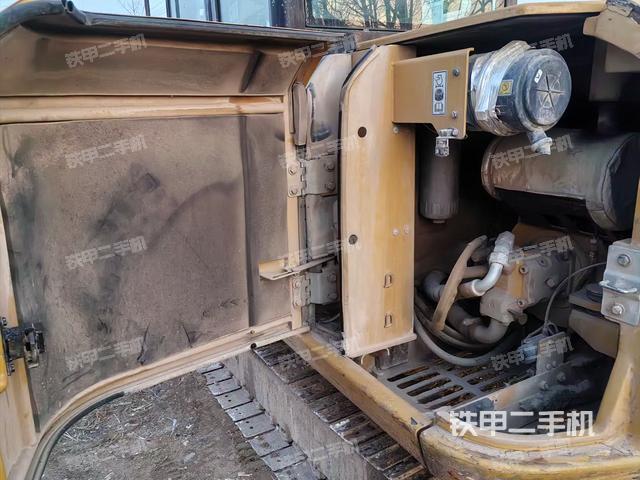 液压泵舱室正面整体（整机外观）