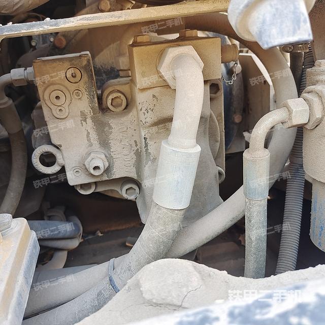 液压泵舱室正面整体（整机外观）