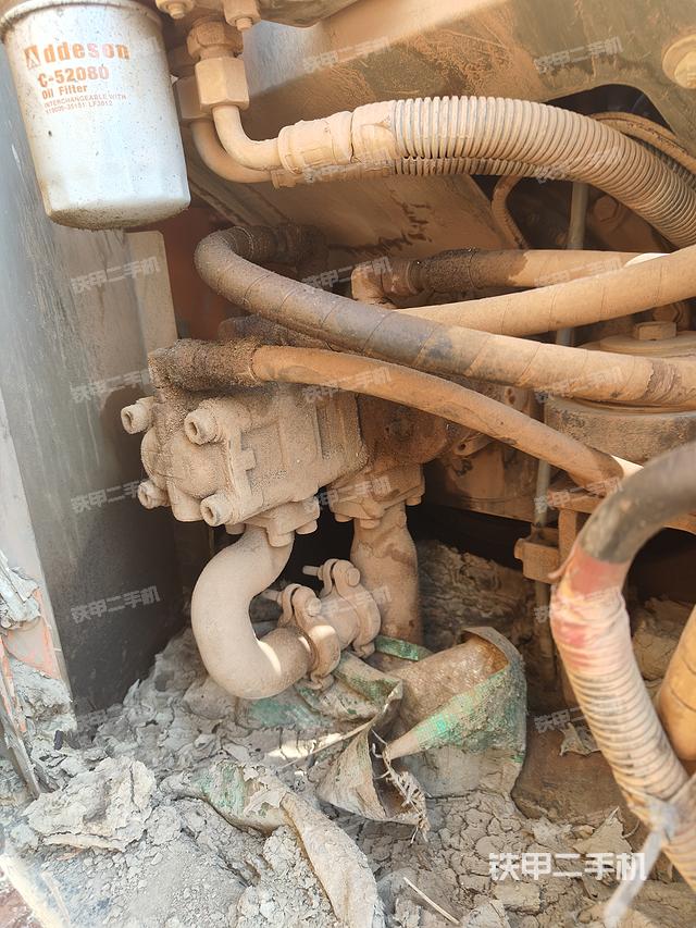 液压泵舱室正面整体（整机外观）