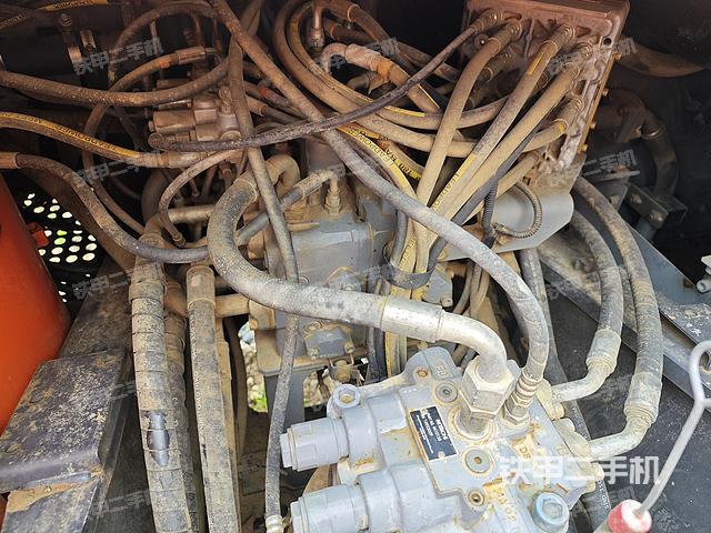 回转马达和主控阀（整机外观）