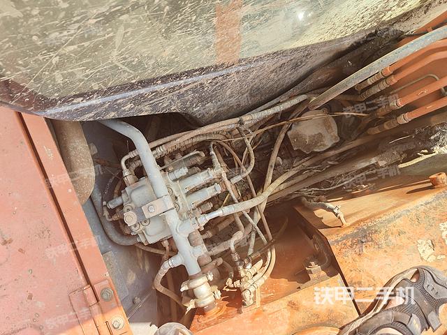 回转马达和主控阀（整机外观）