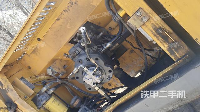 液压泵舱室正面整体（整机外观）