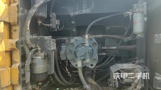 液压泵舱室正面整体（整机外观）