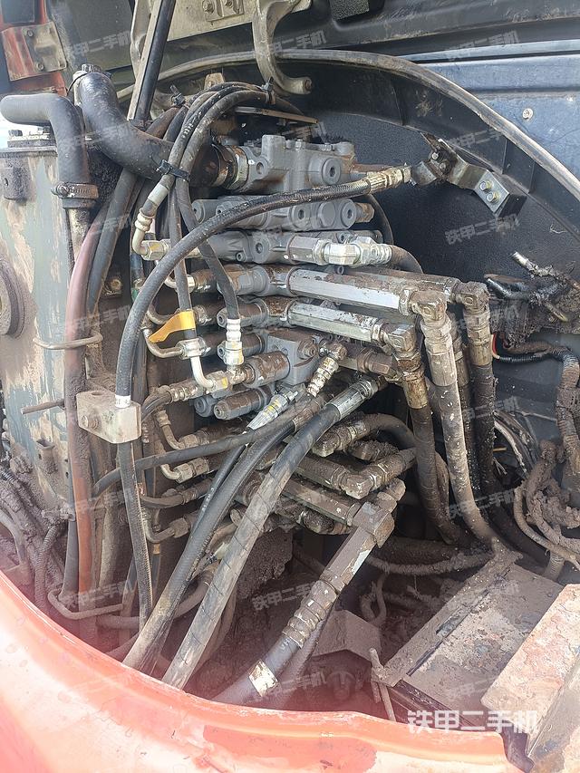 回转马达和主控阀（整机外观）