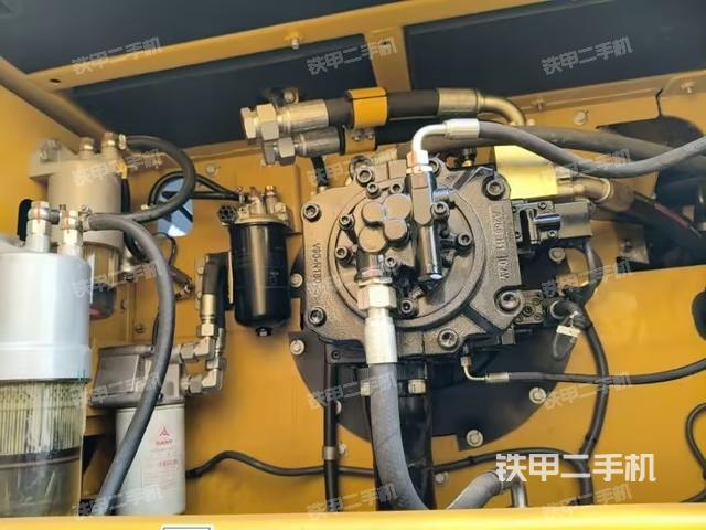 液压泵舱室正面整体（整机外观）