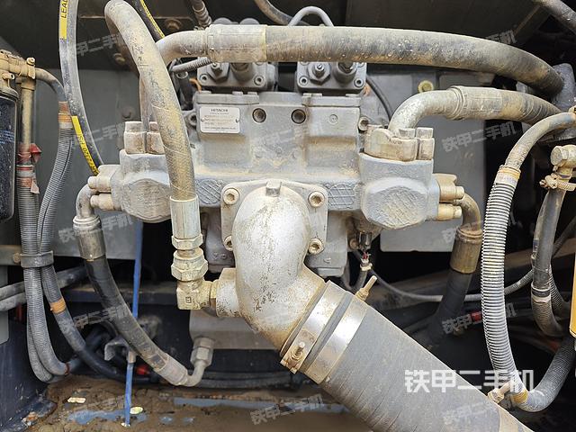 液压泵舱室正面整体（整机外观）