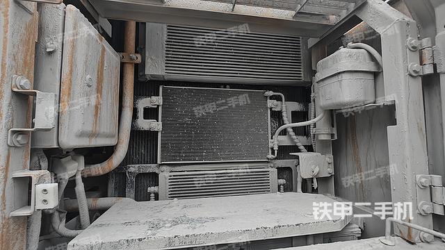 液压泵舱室正面整体（整机外观）