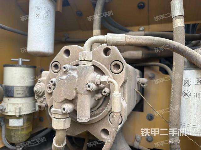 液压泵舱室正面整体（整机外观）