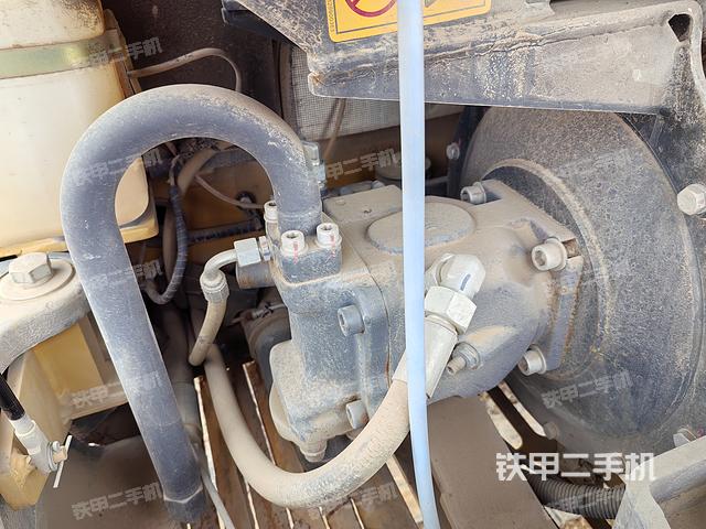 液压泵舱室正面整体（整机外观）