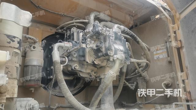 液压泵舱室正面整体（整机外观）