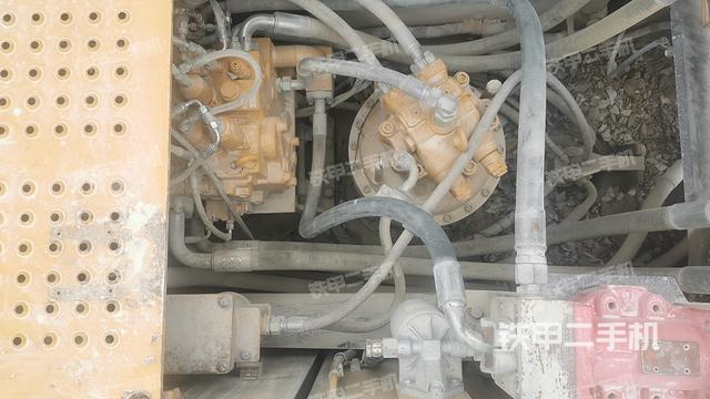 回转马达和主控阀（整机外观）