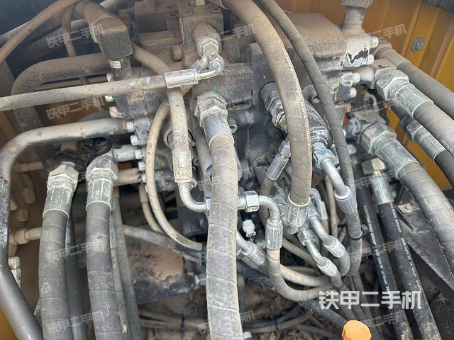 回转马达和主控阀（整机外观）