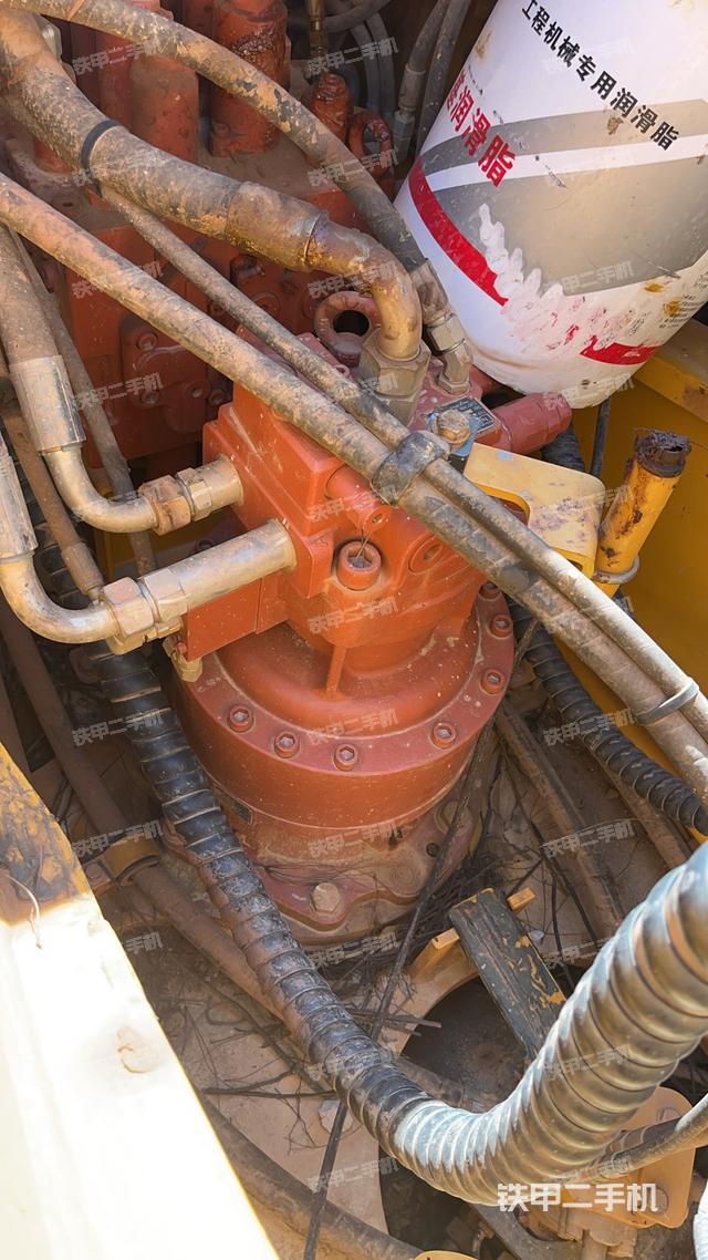 回转马达和主控阀（整机外观）