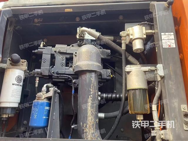 液压泵舱室正面整体（整机外观）