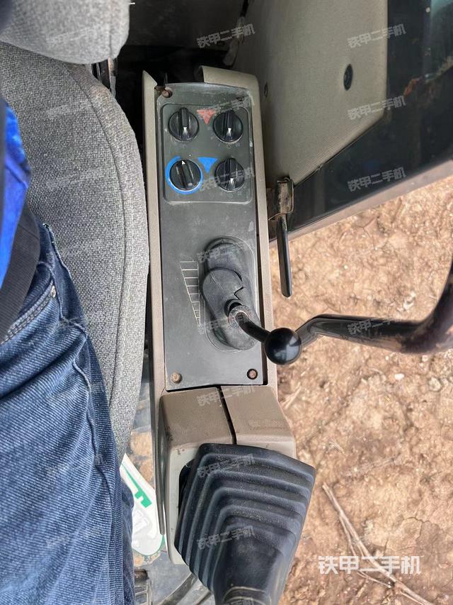 座椅左侧控制台/音响/含左手柄（驾驶室部分）