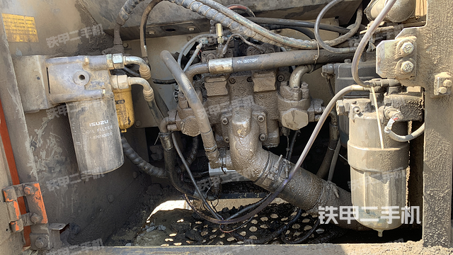 液压泵舱室正面整体（整机外观）