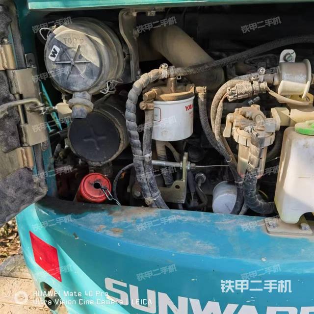 液压泵舱室正面整体（整机外观）