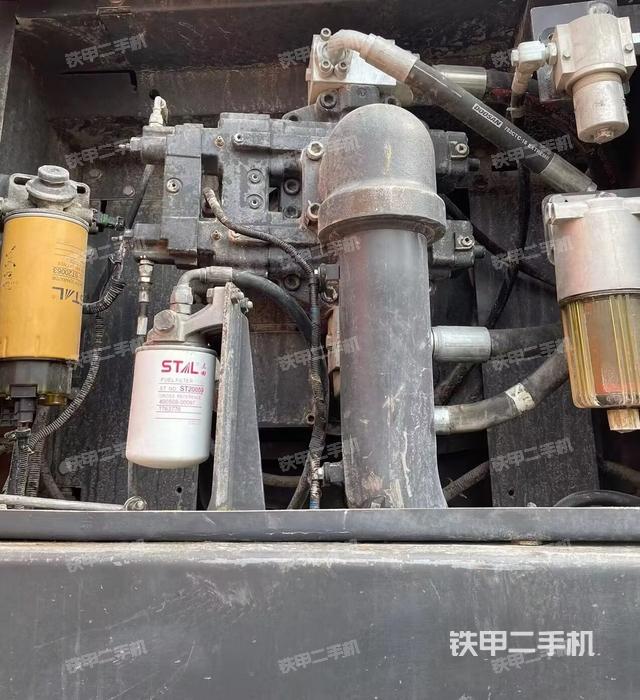 液压泵舱室正面整体（整机外观）