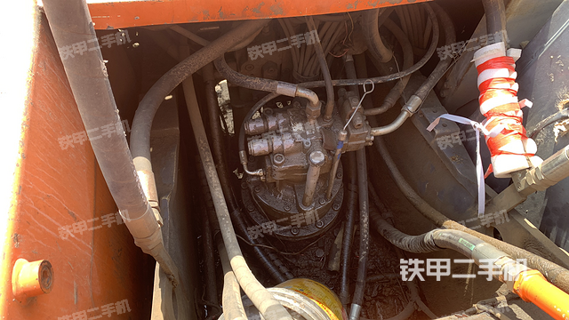 回转马达和主控阀（整机外观）