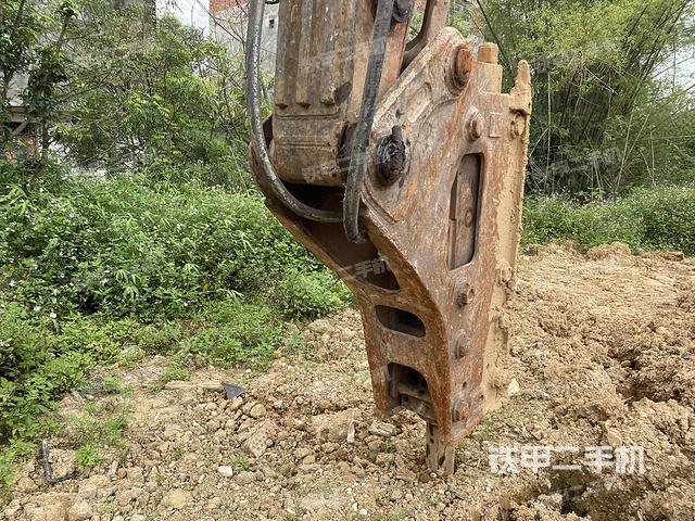 大臂油缸整体 竖拍（工作和回转装置）